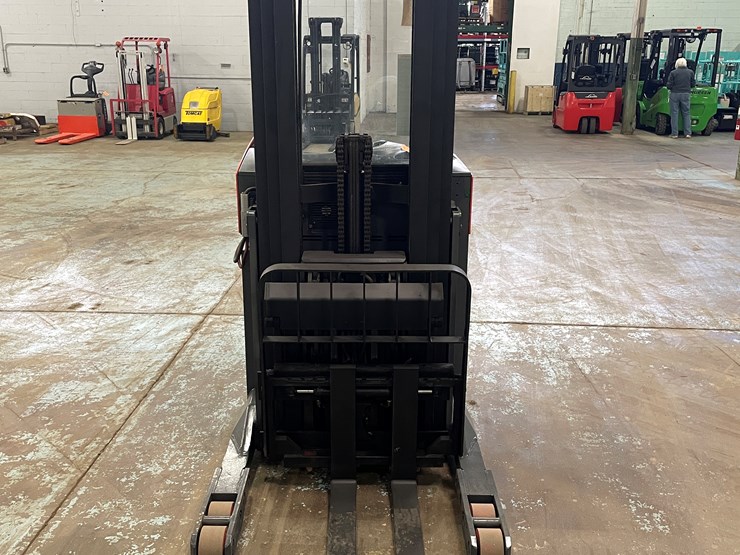 #5566-•-toyota-7bru18-ride-on-electric-reach-forklift-image-2