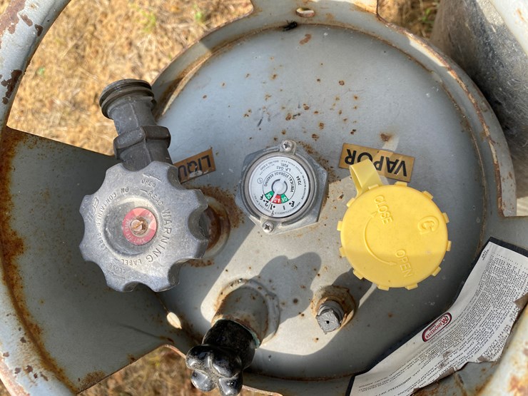 #1676-•-(4)-forklift-lp-tanks-image-9