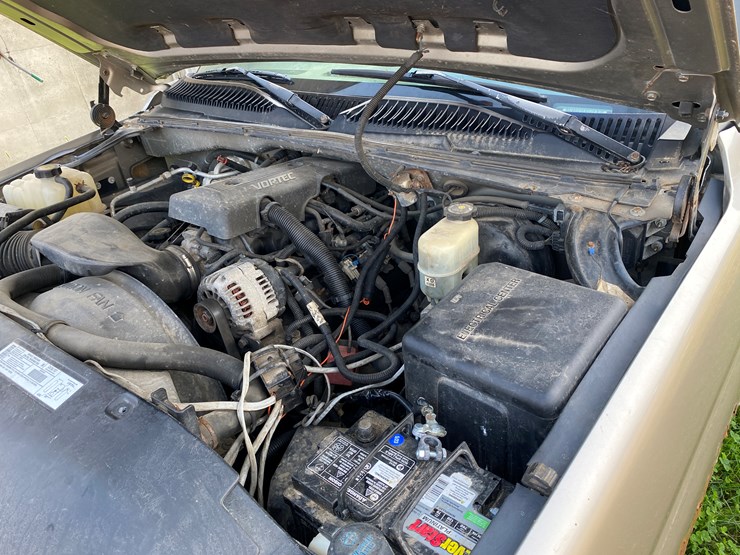 #1604-•-2000-chevy-silverado-1500-regular-cab-4x4-plow-truck-(no-title)-image-28