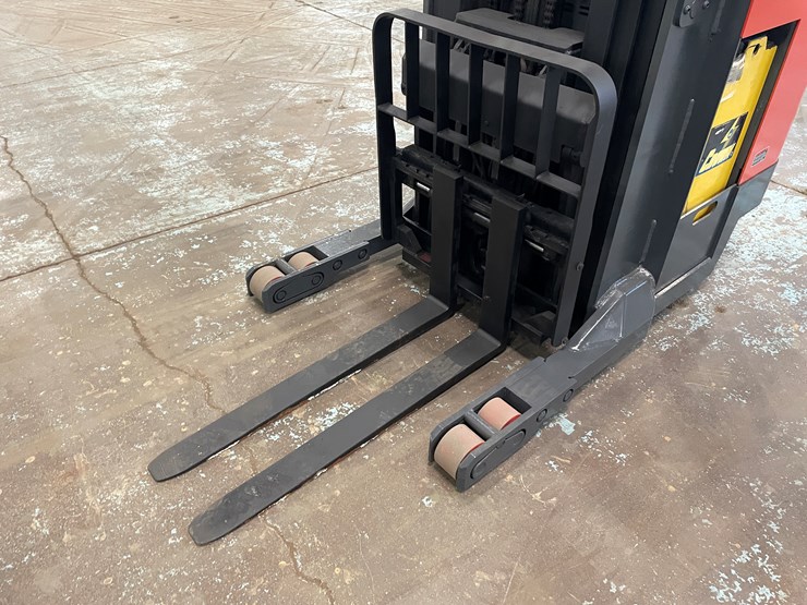 #5566-•-toyota-7bru18-ride-on-electric-reach-forklift-image-10