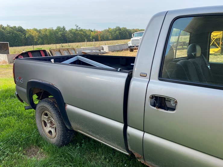 #1604-•-2000-chevy-silverado-1500-regular-cab-4x4-plow-truck-(no-title)-image-7