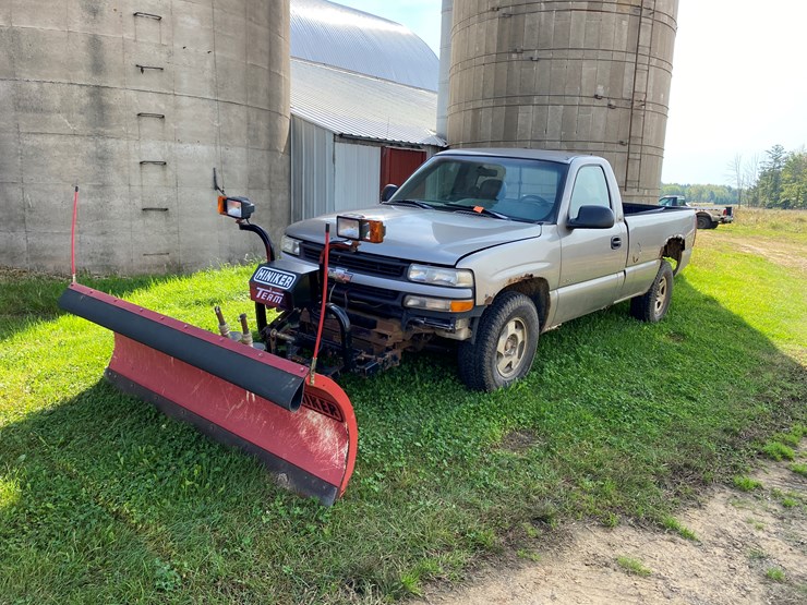 #1604-•-2000-chevy-silverado-1500-regular-cab-4x4-plow-truck-(no-title)-image-1