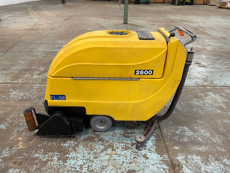 #5567-•-tomcat-2600-electric-floor-scrubber-image-8