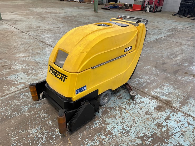 #5567-•-tomcat-2600-electric-floor-scrubber-image-1