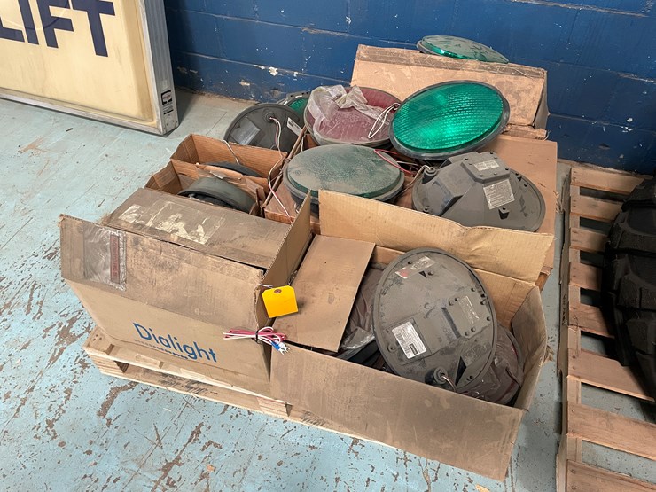 #7229-•-dialight-traffic-light-signals-image-1