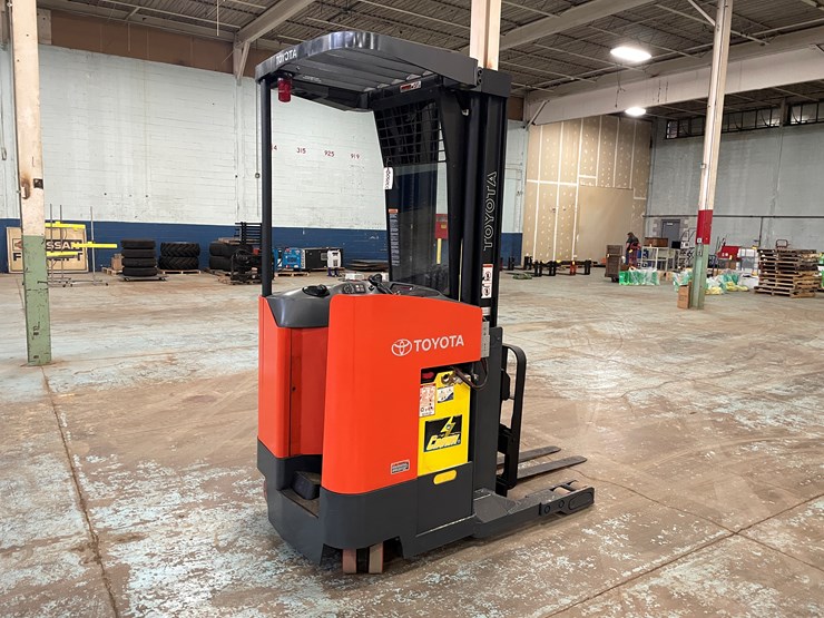 #5566-•-toyota-7bru18-ride-on-electric-reach-forklift-image-5