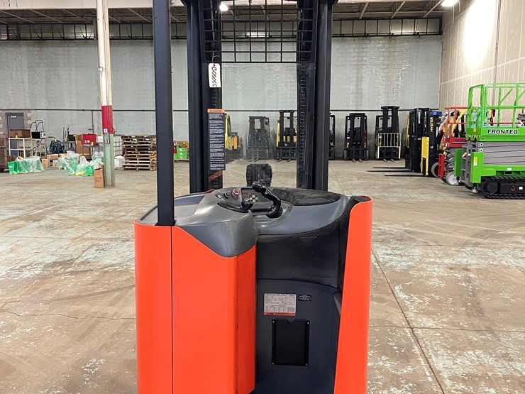#5566-•-toyota-7bru18-ride-on-electric-reach-forklift-image-6