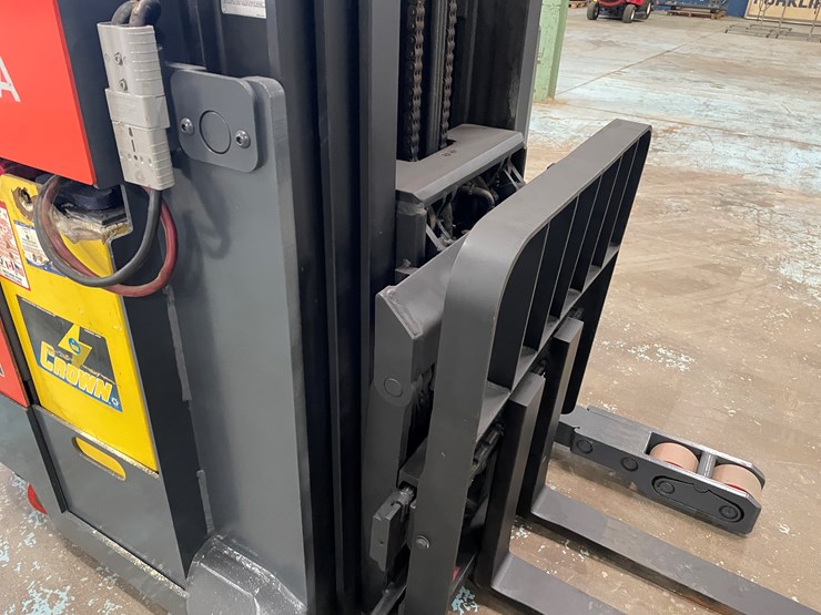 #5566-•-toyota-7bru18-ride-on-electric-reach-forklift-image-27