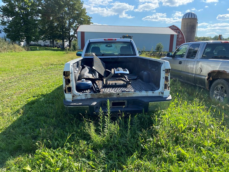 #1598-•-2010-chevy-silverado-1500-regular-cab-pickup-truck-(no-title)-image-4