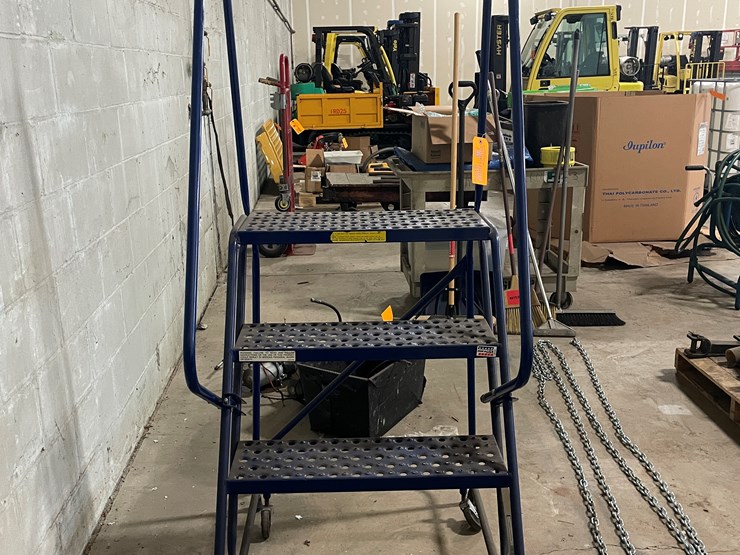 #7249-•-louisville-steel-4-step-warehouse-ladder-image-3