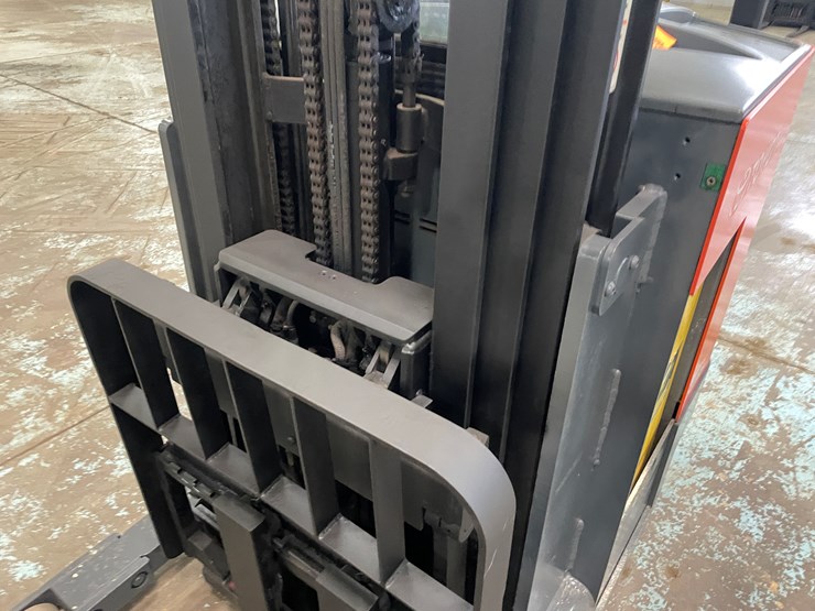 #5566-•-toyota-7bru18-ride-on-electric-reach-forklift-image-15