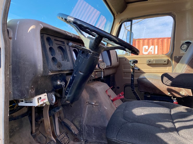1982-international-dt466-image-37
