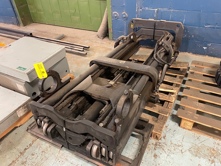 #7240-•-caterpillar-forklift-mast-image-1