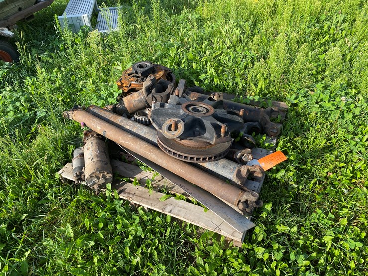 #1636-•-pallet-of-truck-parts-image-2