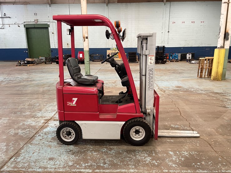 #5568-•-toyota-7-runner-1,500-lbs.-electric-forklift-image-4