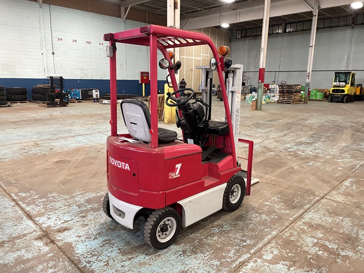#5568-•-toyota-7-runner-1,500-lbs.-electric-forklift-image-5