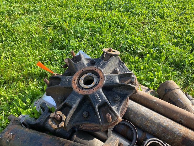 #1636-•-pallet-of-truck-parts-image-8