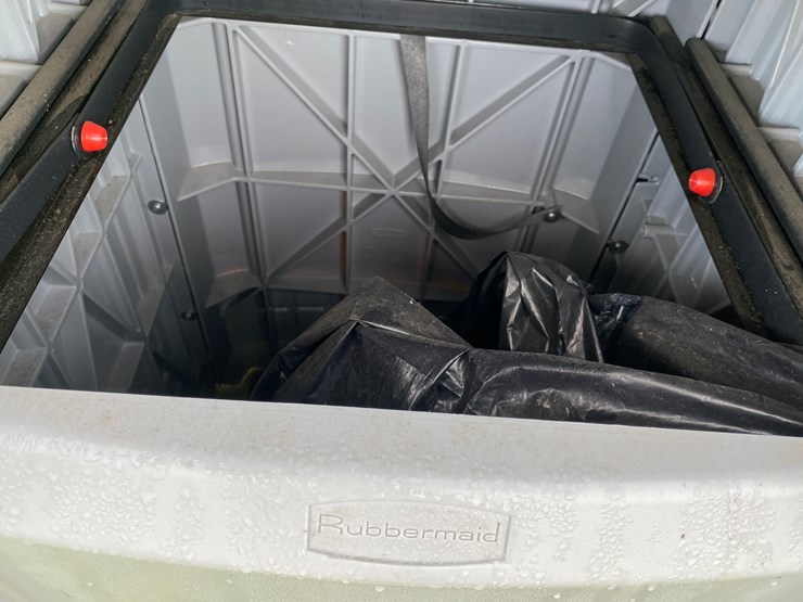 #1657-•-rubbermaid-trash-bin-image-8