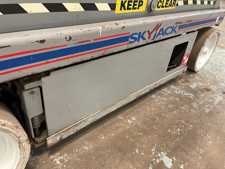 #5553-•-skyjack-sj226-scissor-lift-image-29