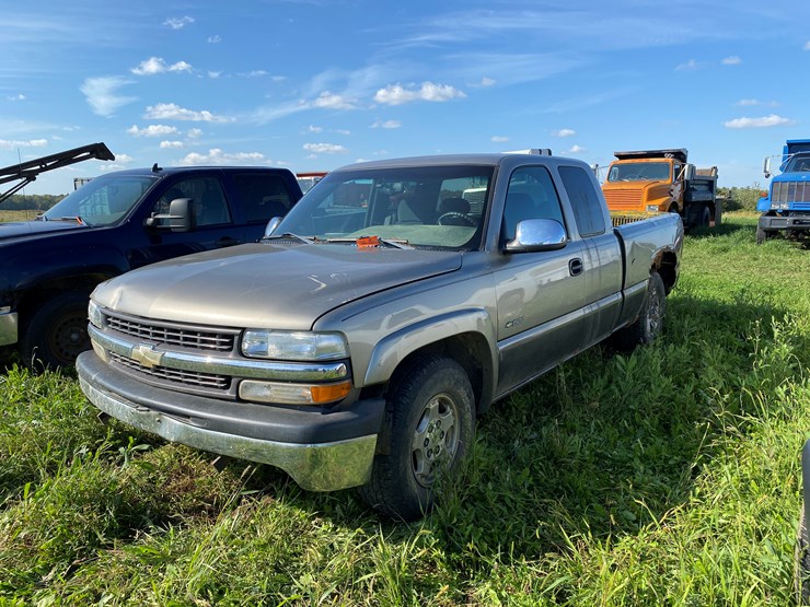 #1599-•-2000-chevy-silverado-1500-extended-cab-pickup-truck-(has-wi-title)-image-1