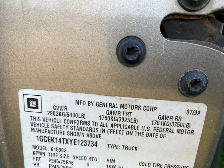 #1604-•-2000-chevy-silverado-1500-regular-cab-4x4-plow-truck-(no-title)-image-27