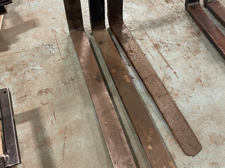 #7210-•-(3)-single-forklift-pallet-forks-image-2