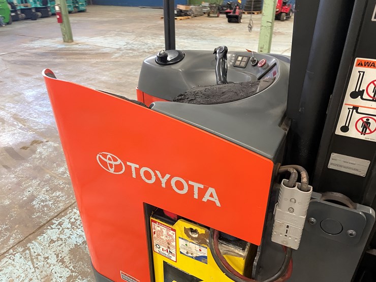 #5566-•-toyota-7bru18-ride-on-electric-reach-forklift-image-25