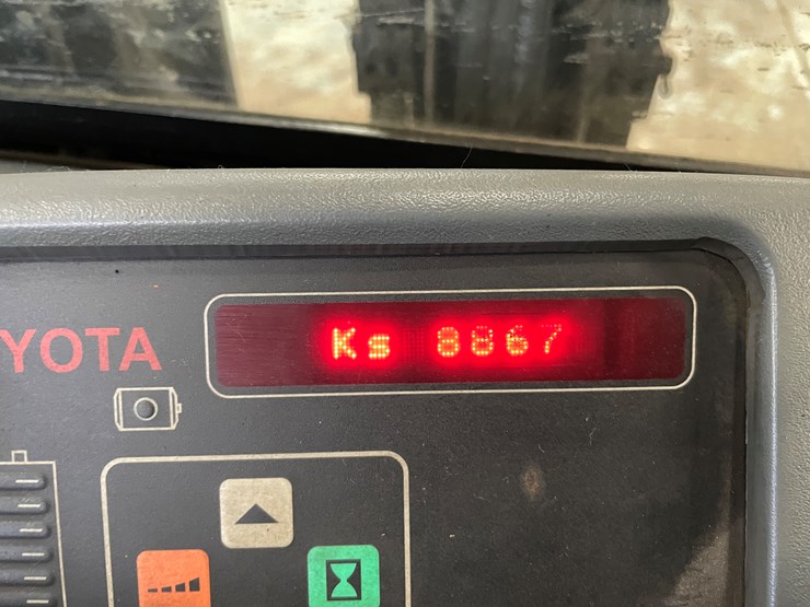 #5566-•-toyota-7bru18-ride-on-electric-reach-forklift-image-36