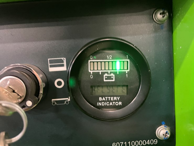 #5551-•-fronteq-fs6332tl-track-drive-scissor-lift-with-outriggers-image-24