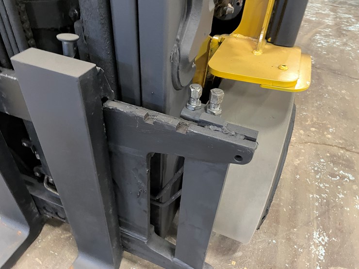 #5559-•-2017-yale-glc070-lp-forklift-image-12