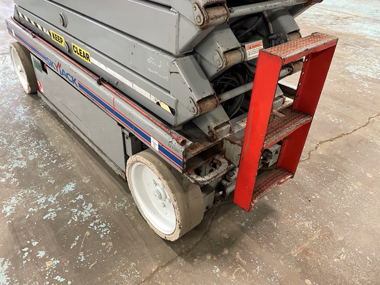 #5553-•-skyjack-sj226-scissor-lift-image-20