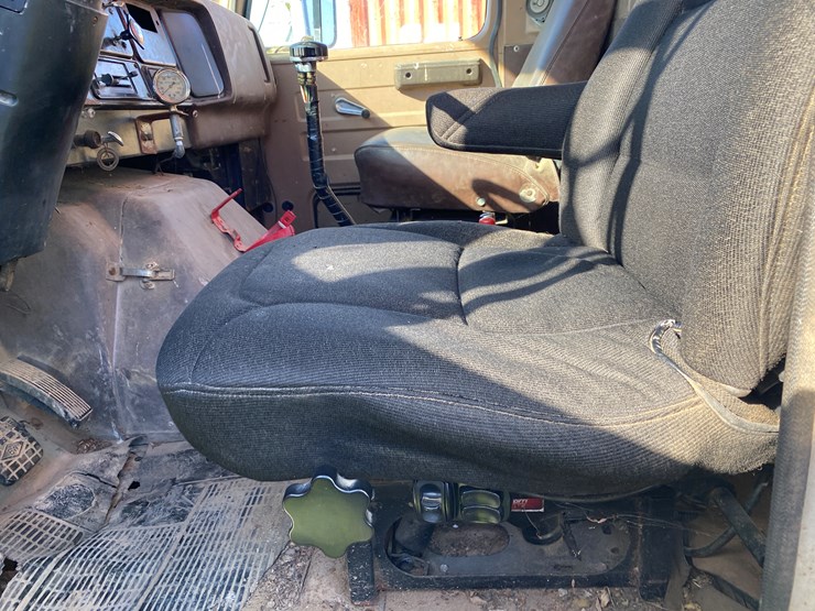 1982-international-dt466-image-38