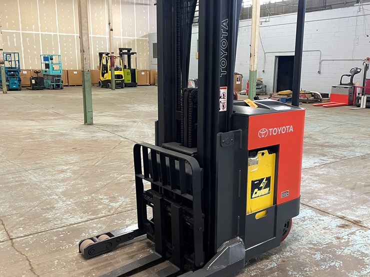 #5566-•-toyota-7bru18-ride-on-electric-reach-forklift-image-9