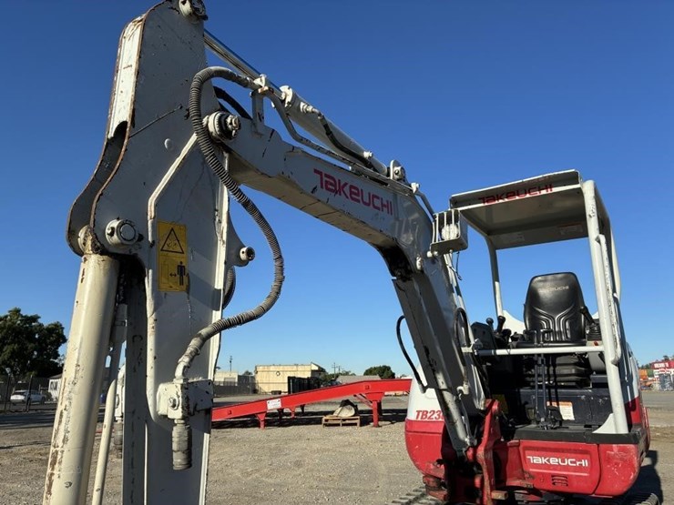 2022-takeuchi-tb230-image-8