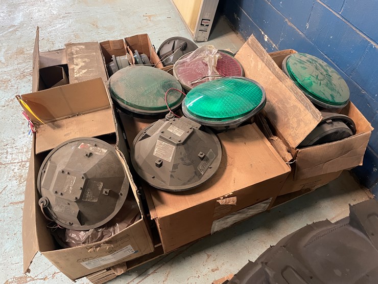 #7229-•-dialight-traffic-light-signals-image-4