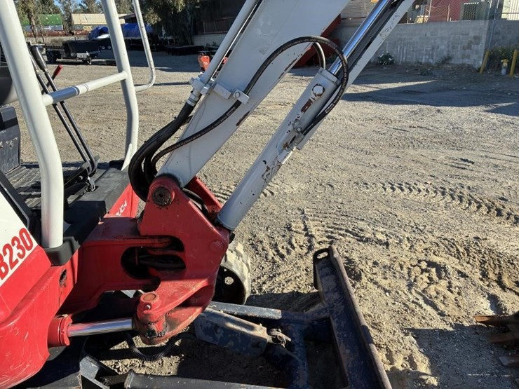 2022-takeuchi-tb230-image-12