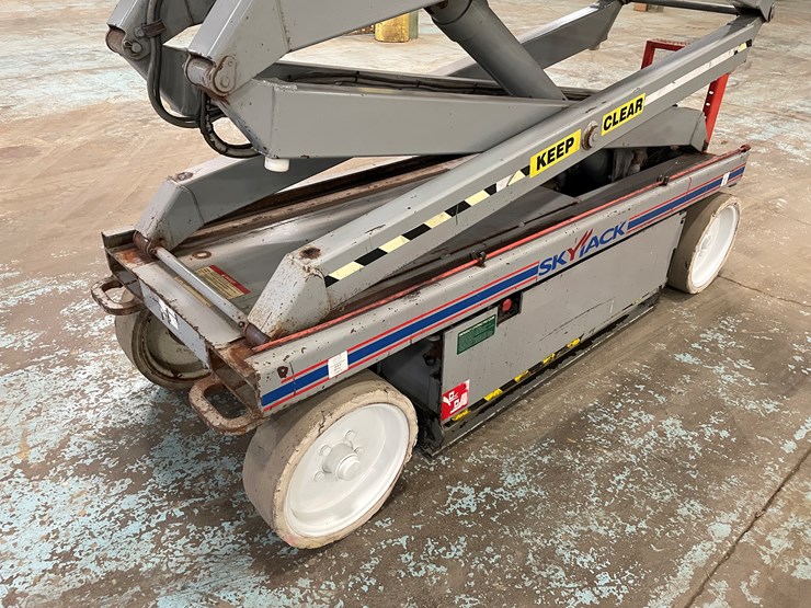 #5553-•-skyjack-sj226-scissor-lift-image-40