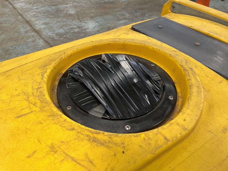 #5567-•-tomcat-2600-electric-floor-scrubber-image-14