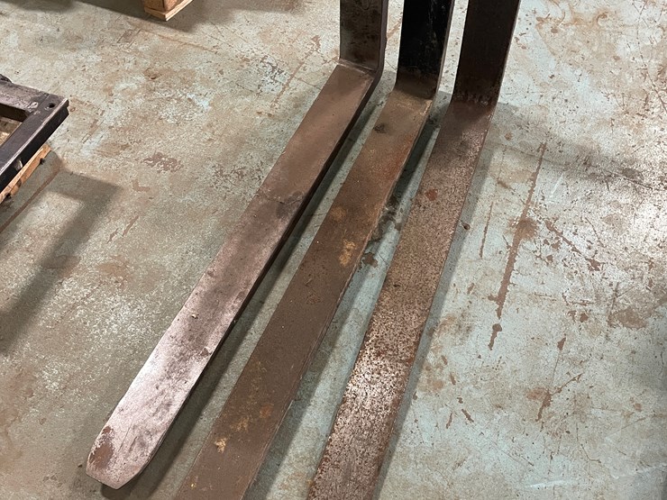 #7210-•-(3)-single-forklift-pallet-forks-image-1