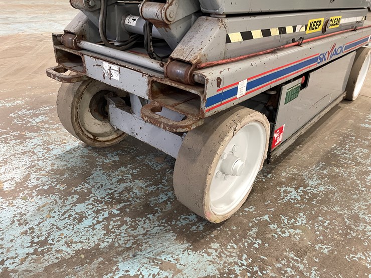 #5553-•-skyjack-sj226-scissor-lift-image-11