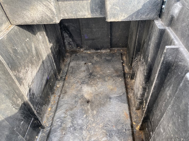 #1659-•-rubbermaid-poly-storage-tote-image-9