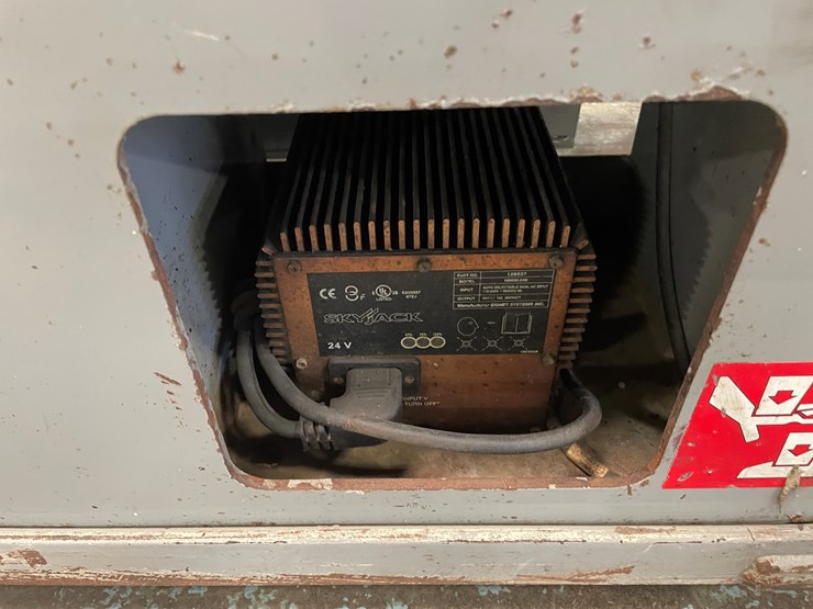 #5553-•-skyjack-sj226-scissor-lift-image-30