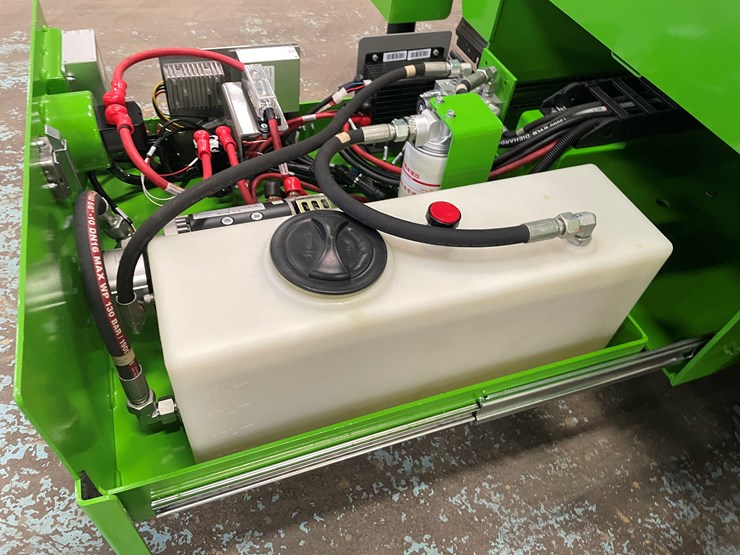 #5551-•-fronteq-fs6332tl-track-drive-scissor-lift-with-outriggers-image-18