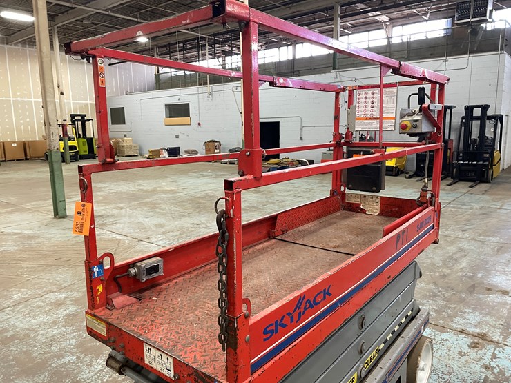 #5553-•-skyjack-sj226-scissor-lift-image-25