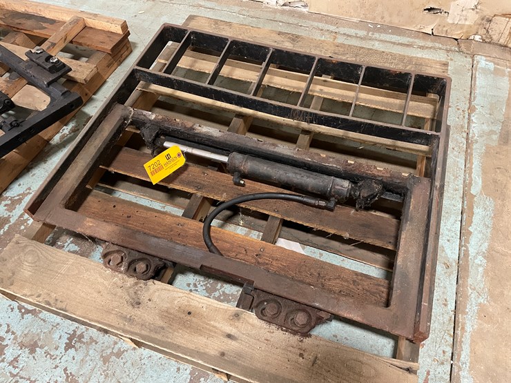 #7202-•-forklift-side-shift-plate-with-load-back-rest-image-1