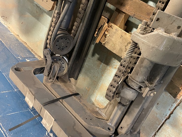 #7240-•-caterpillar-forklift-mast-image-5