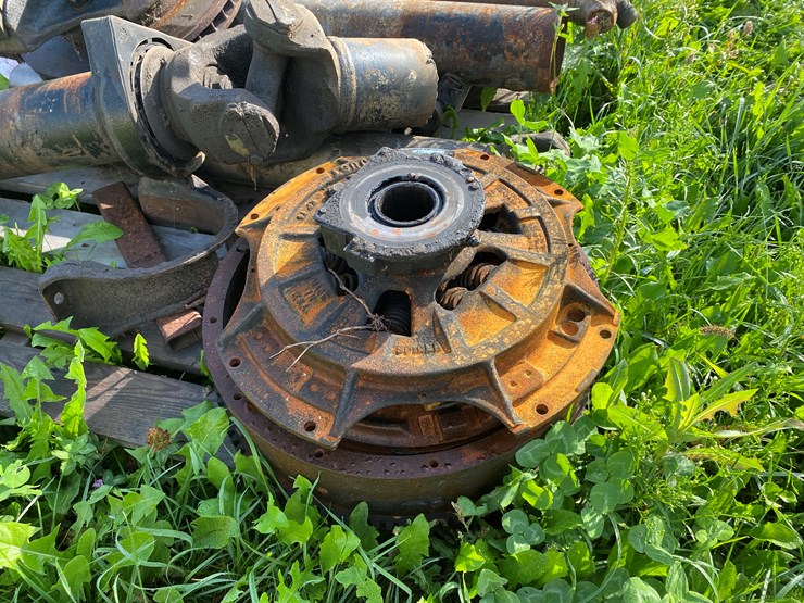 #1636-•-pallet-of-truck-parts-image-9