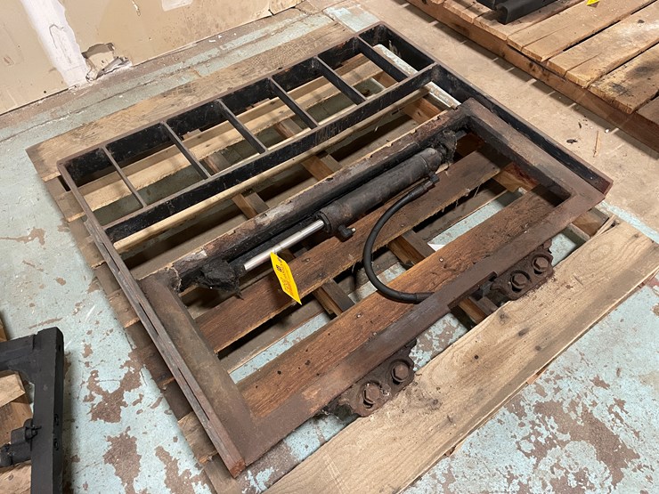 #7202-•-forklift-side-shift-plate-with-load-back-rest-image-3