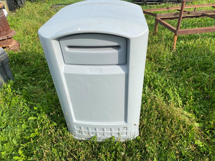 #1657-•-rubbermaid-trash-bin-image-4