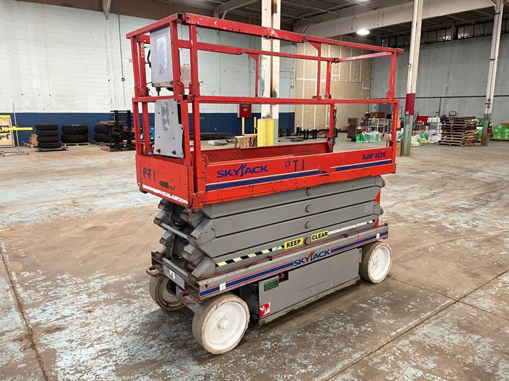 #5553-•-skyjack-sj226-scissor-lift-image-1